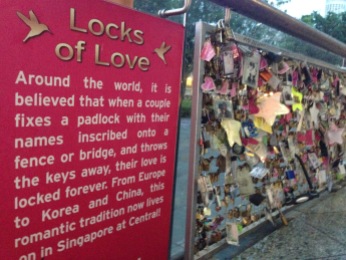 En Singapur instalaron un espacio para invitar a las parejas a dejar una huella de su amor en la ciudad.